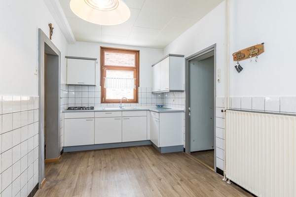 Foto - Te koop: Deze authentieke, landelijk gelegen woonboerderij uit 1900 biedt volop mogelijkheden om geheel naar eigen smaak te moderniseren